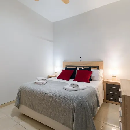 2 Mins From - Workstations - Parking - Bikes Apartment