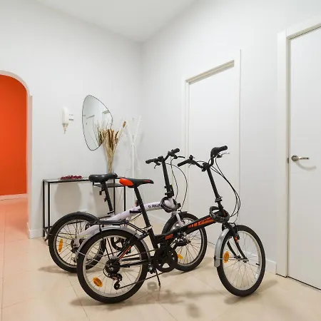 Apartment 2 Mins From - Workstations - Parking - Bikes