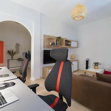2 Mins From - Workstations - Parking - Bikes Apartamento *