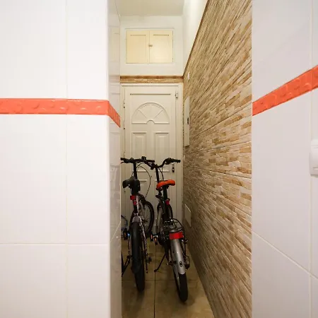 Apartment 2 Mins From - Workstations - Parking - Bikes *