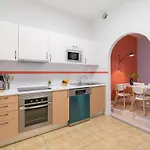 2 Mins From - Workstations - Parking - Bikes شقة