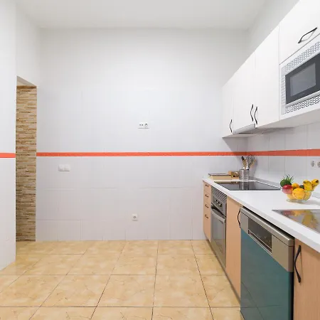 Apartment 2 Mins From - Workstations - Parking - Bikes *