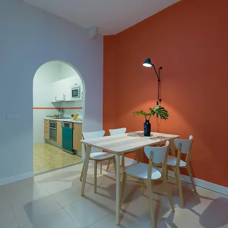 2 Mins From - Workstations - Parking - Bikes *