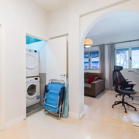 Apartment 2 Mins From - Workstations - Parking - Bikes