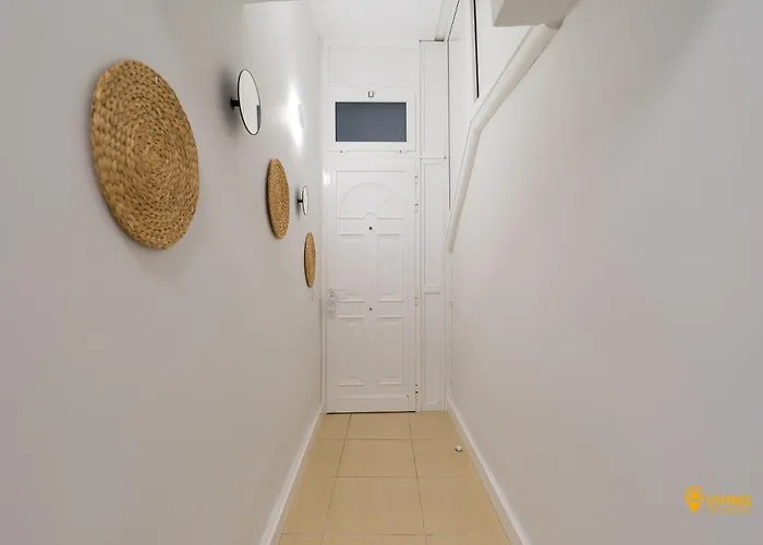 2 Mins From - Workstations - Parking - Bikes *