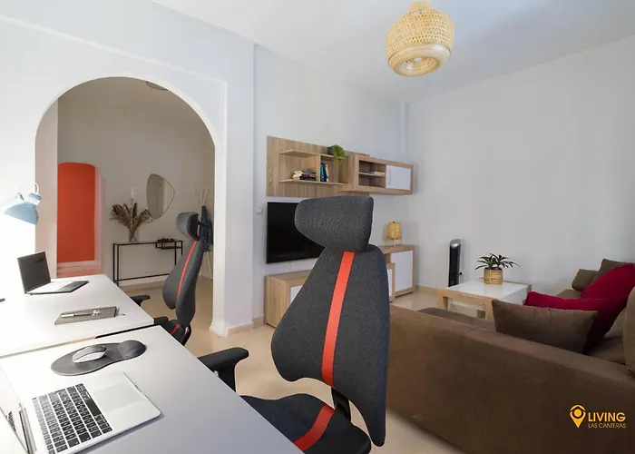 2 Mins From - Workstations - Parking - Bikes Lägenhet *