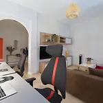 2 Mins From - Workstations - Parking - Bikes Apartmán *